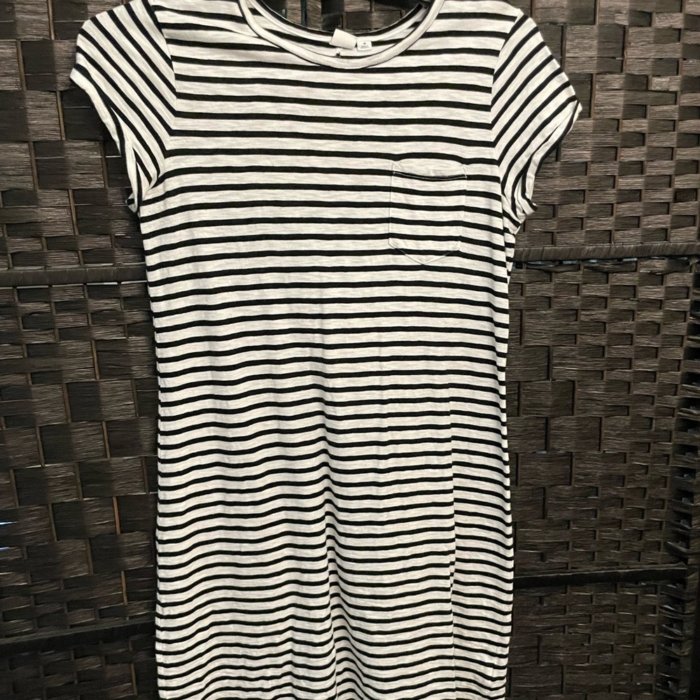 🛍️ 3 for $30 👕 Black and White GAP Pocket T-shirt Dress - Like New